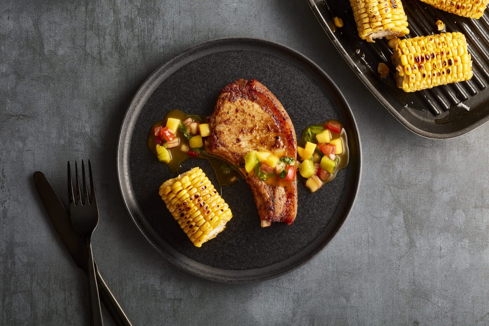 Caribbean Jerk Pork Chops with Mango Salsa - Porc Blasus